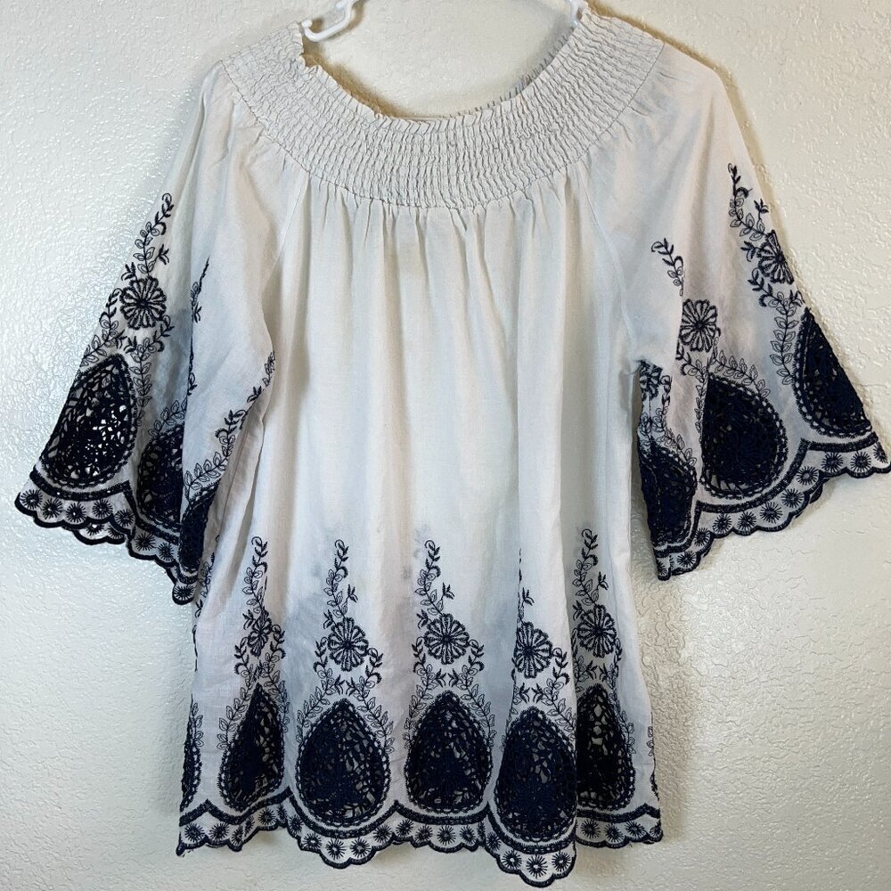 Studio West Top Womens White W/ Navy Embroidery Smocked Neck Size L‎ (READ)